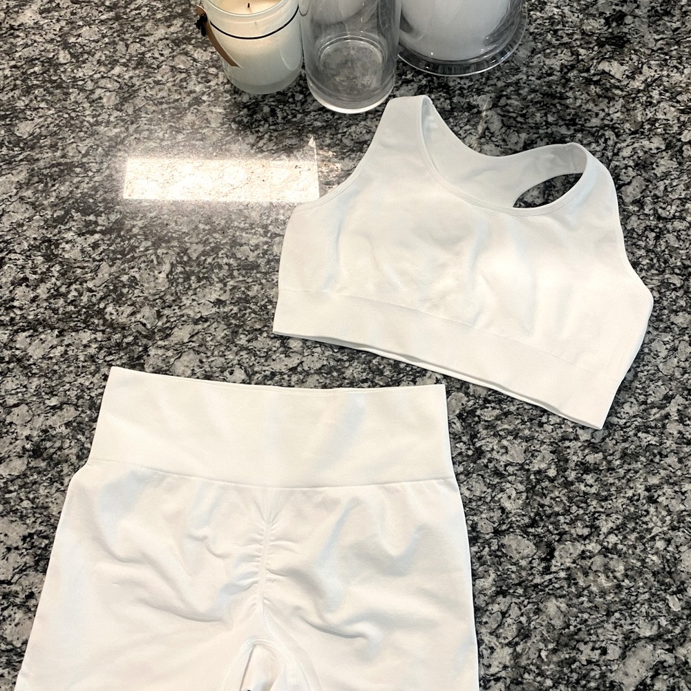 New white 2 piece But scrunch short set